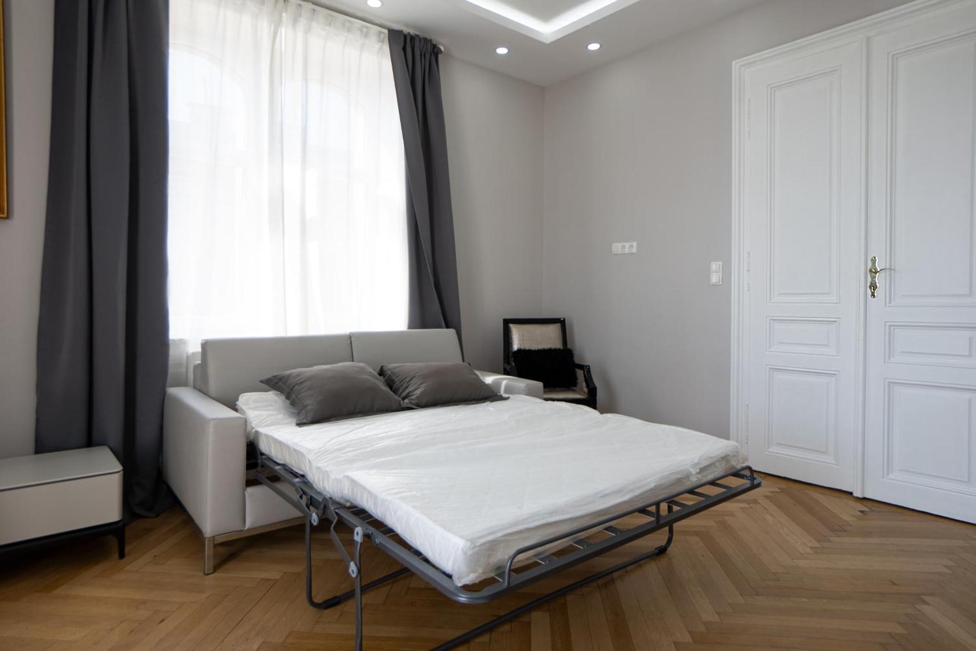 Charming 2-Room Apartment With Balcony, 15 Min To Center Відень Екстер'єр фото