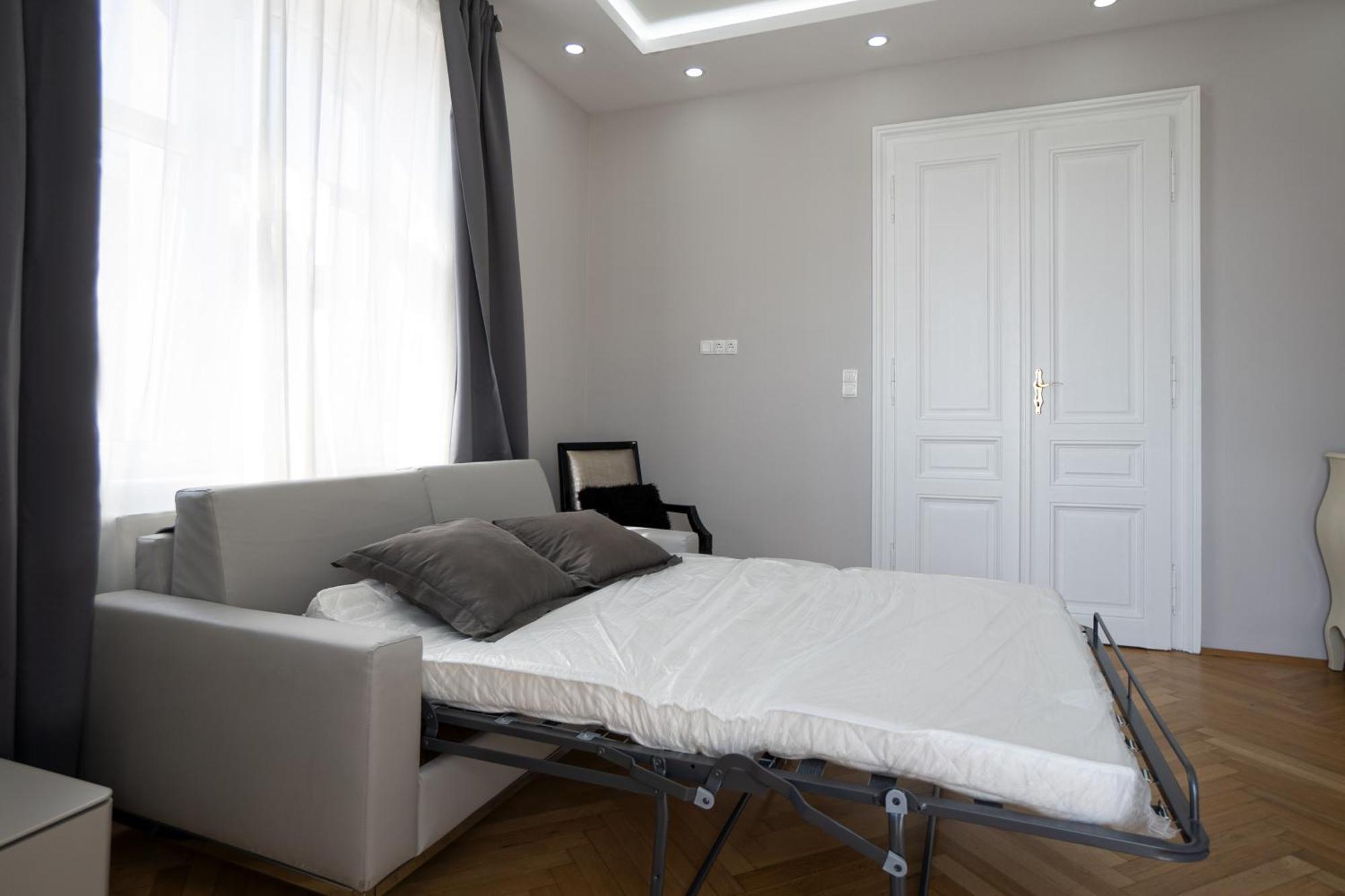 Charming 2-Room Apartment With Balcony, 15 Min To Center Відень Екстер'єр фото
