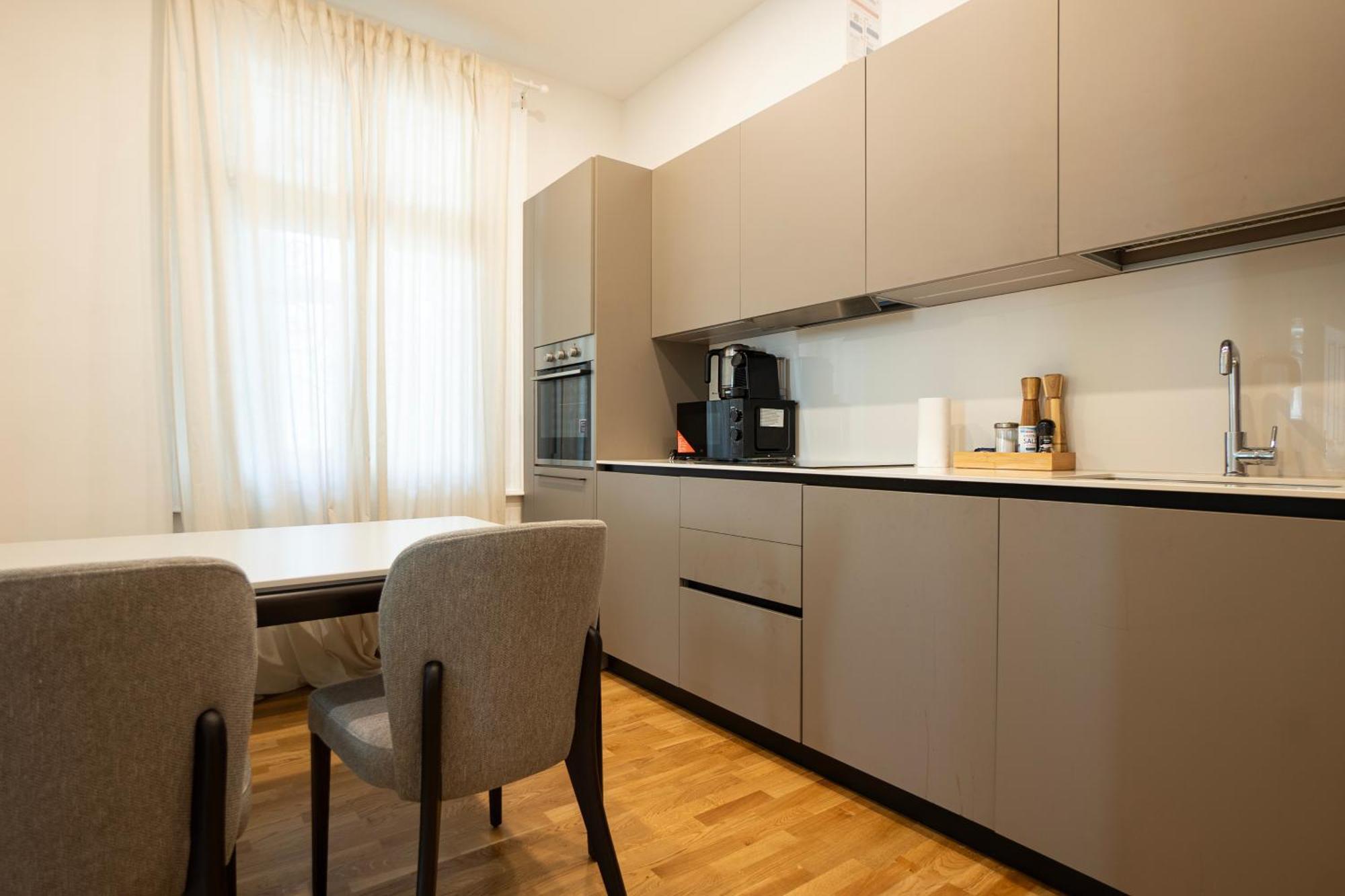 Charming 2-Room Apartment With Balcony, 15 Min To Center Відень Екстер'єр фото