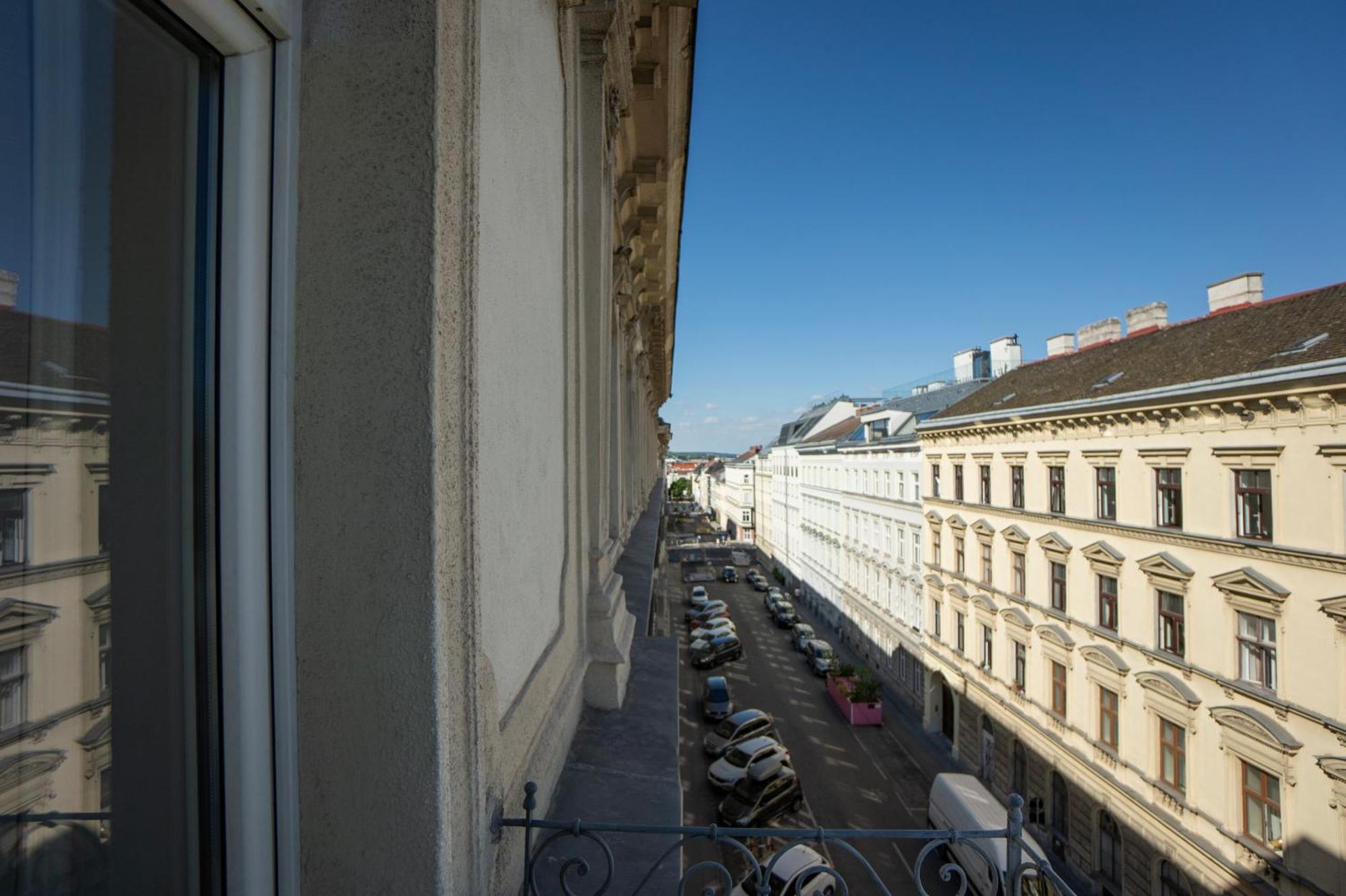 Charming 2-Room Apartment With Balcony, 15 Min To Center Відень Екстер'єр фото