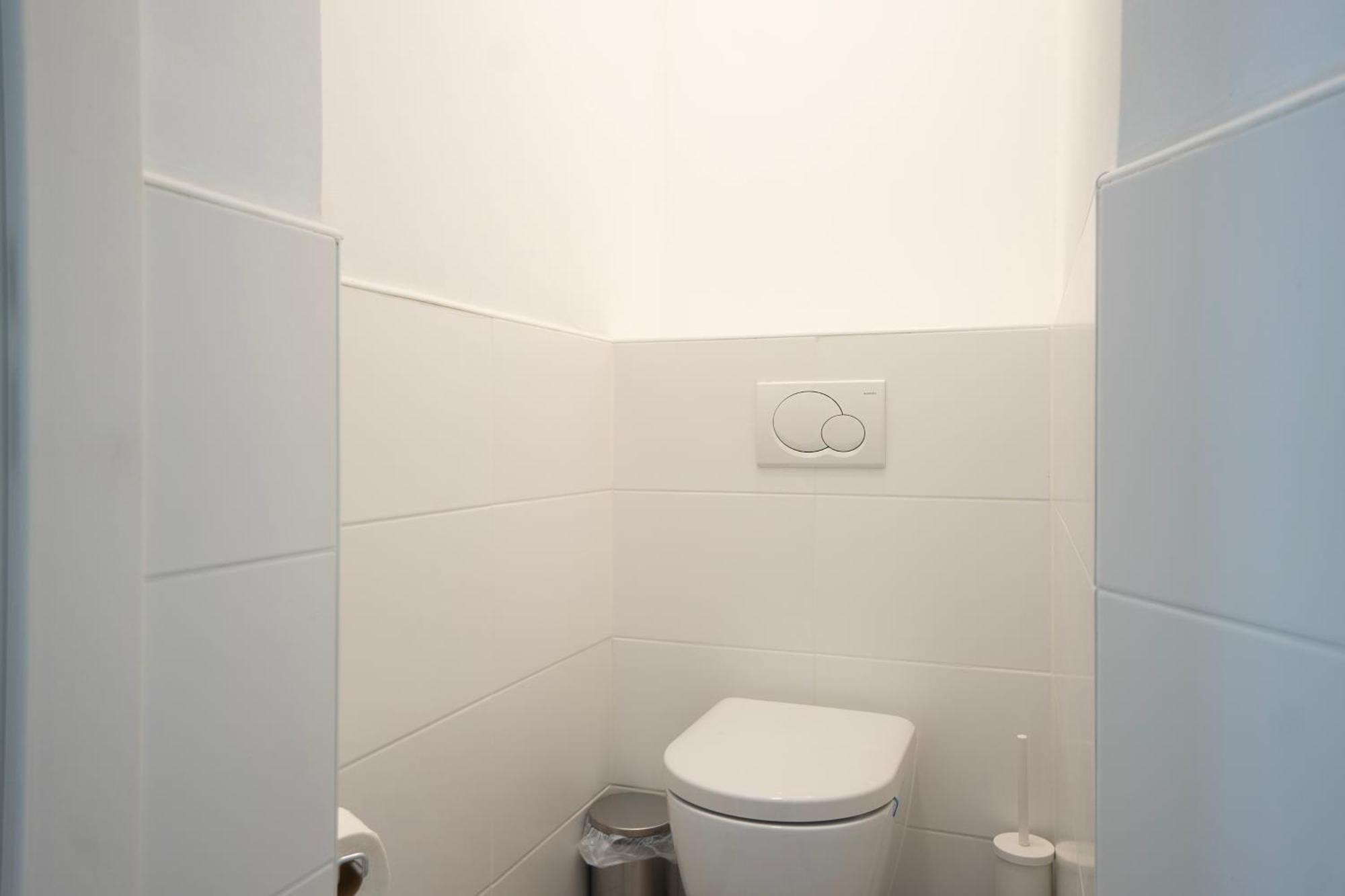 Charming 2-Room Apartment With Balcony, 15 Min To Center Відень Екстер'єр фото