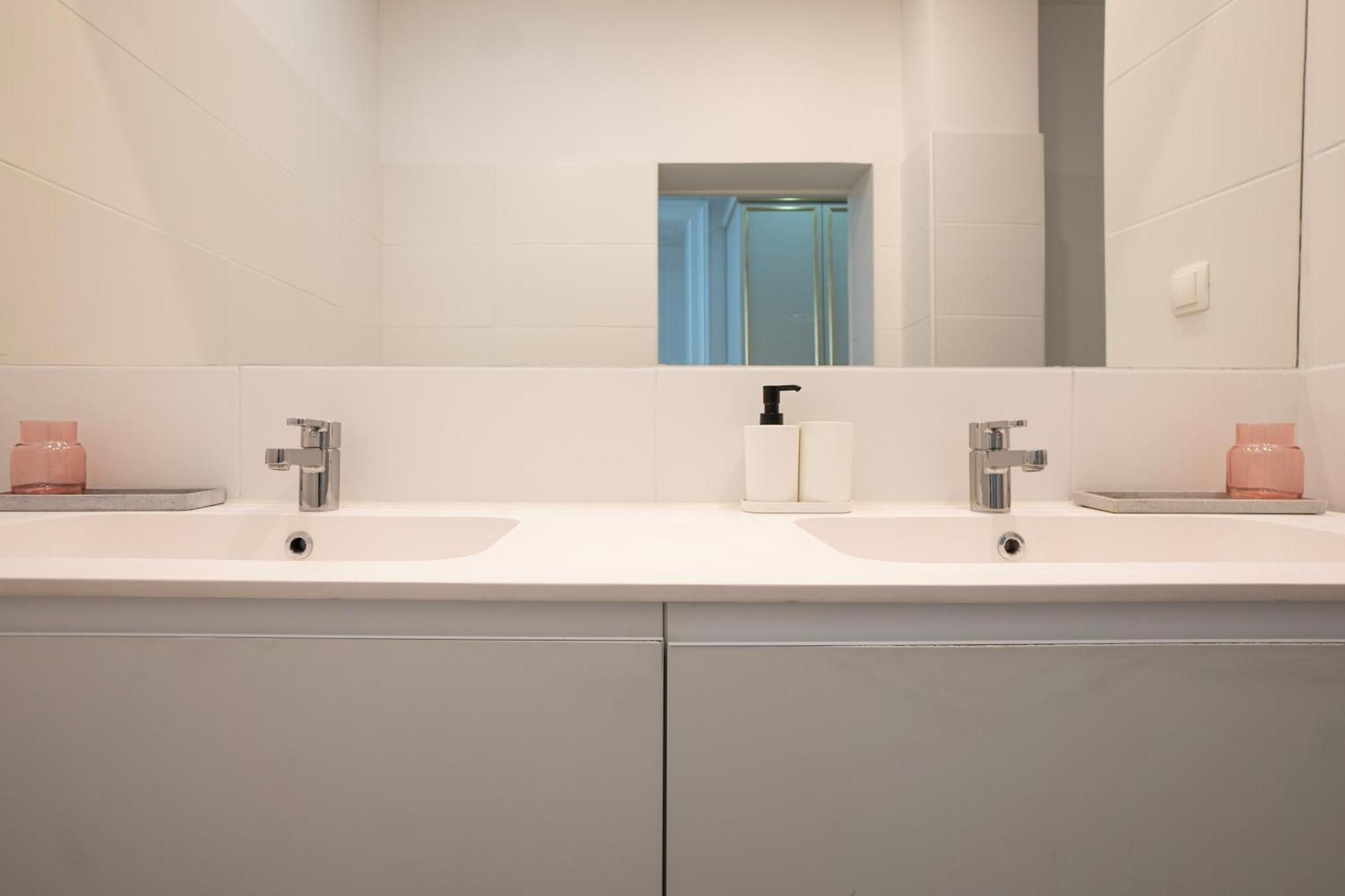 Charming 2-Room Apartment With Balcony, 15 Min To Center Відень Екстер'єр фото
