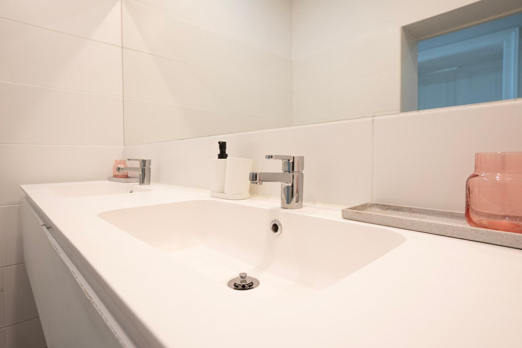 Charming 2-Room Apartment With Balcony, 15 Min To Center Відень Екстер'єр фото