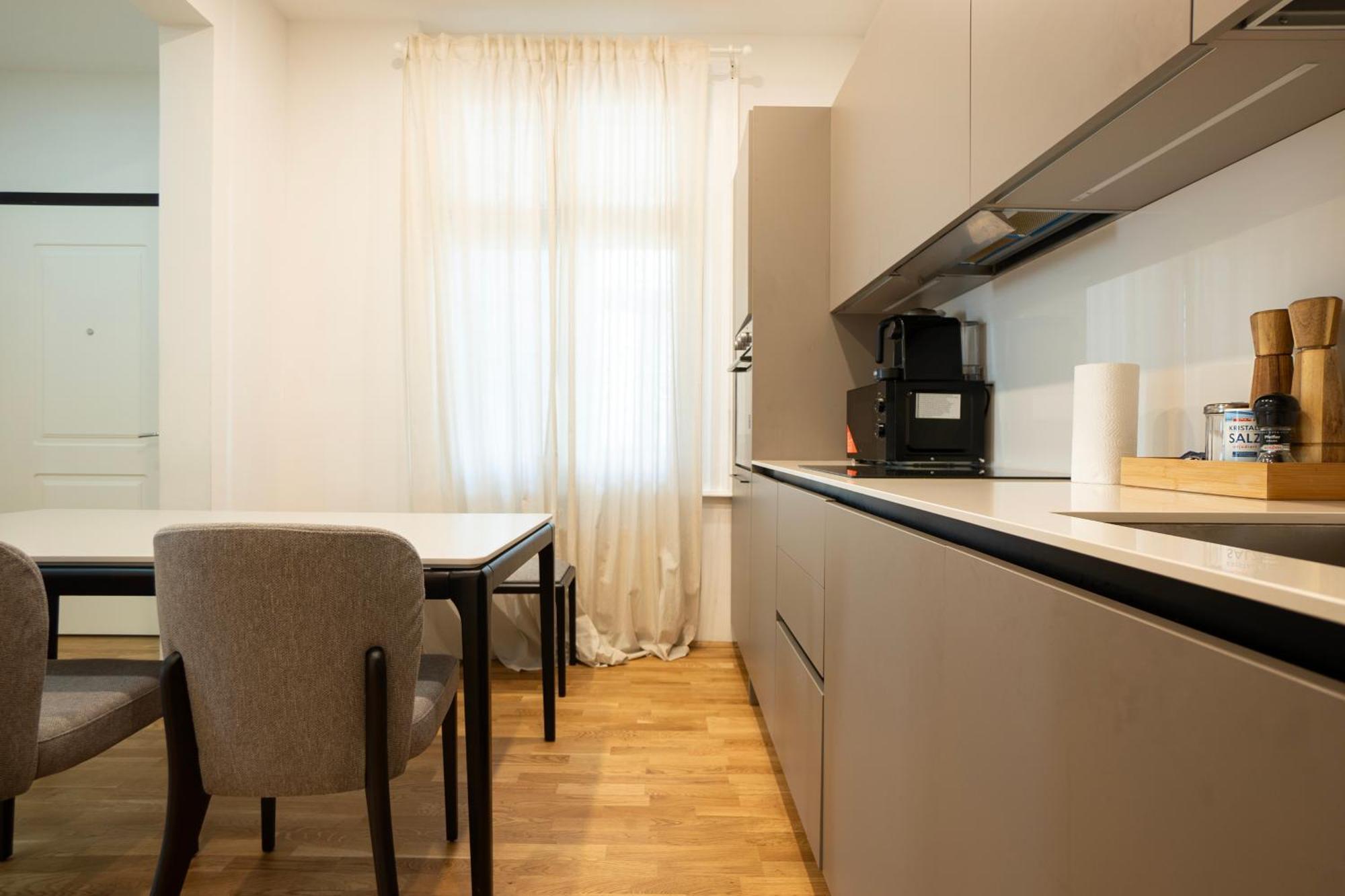 Charming 2-Room Apartment With Balcony, 15 Min To Center Відень Екстер'єр фото